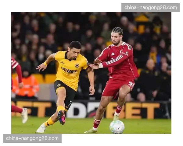 战术板：利物浦高位防线如何被狼队的快速反击多次穿透