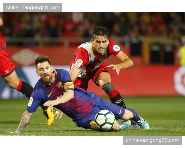 诺坎普球迷高唱队歌，加泰德比氛围热烈