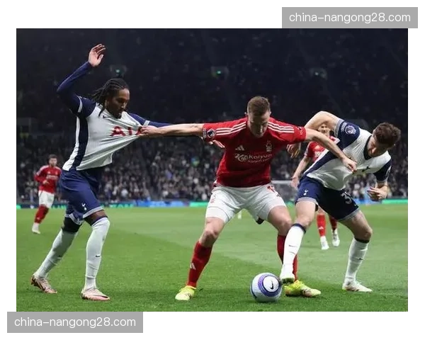 终场哨响，热刺球员庆祝今年首场英超胜利